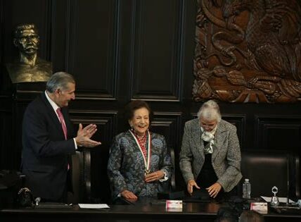 Ifigenia Martínez, pionera del PRD y primera mujer doctora en Economía por la UNAM, deja un legado duradero en la política y la justicia social mexicana.