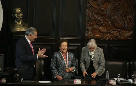 Ifigenia Martínez, pionera del PRD y primera mujer doctora en Economía por la UNAM, deja un legado duradero en la política y la justicia social mexicana.