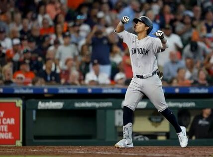 La estelar ofensiva y un impecable pitcheo dieron a los Yankees la ventaja inicial sobre los Astros en esta emocionante serie de campeonato.