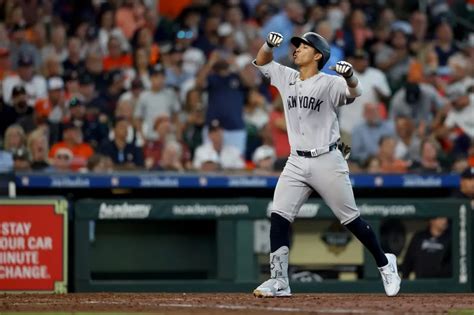 La estelar ofensiva y un impecable pitcheo dieron a los Yankees la ventaja inicial sobre los Astros en esta emocionante serie de campeonato.