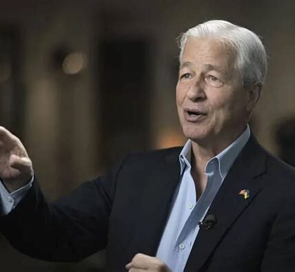 Trump busca el apoyo de Jamie Dimon, CEO de JPMorgan, en su campaña 2024. Su respaldo podría influir significativamente en el ámbito financiero y político.