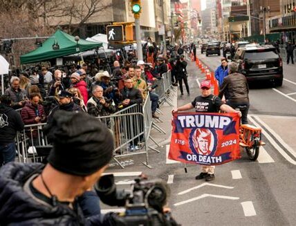 Mitin de Trump en Nueva York desata críticas por declaraciones racistas, mientras reincide en su retórica política divisiva y moviliza a su base conservadora.