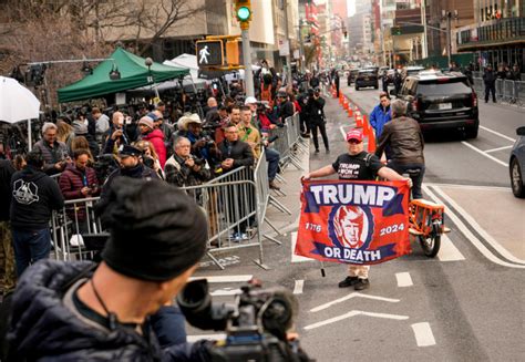 Mitin de Trump en Nueva York desata críticas por declaraciones racistas, mientras reincide en su retórica política divisiva y moviliza a su base conservadora.