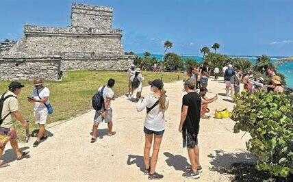 Turistas estadounidenses buscan nuevos destinos, preocupando al sector turístico mexicano. Innovar en seguridad e infraestructura es clave para atraerlos de nuevo.