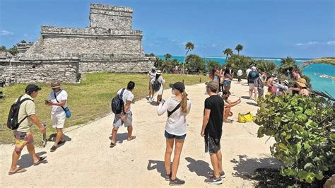 Turistas estadounidenses buscan nuevos destinos, preocupando al sector turístico mexicano. Innovar en seguridad e infraestructura es clave para atraerlos de nuevo.