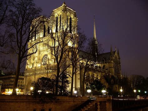 El gobierno francés evalúa cobrar entrada a Notre Dame para financiar su restauración y mantenimiento, asegurando su legado histórico para futuras generaciones.