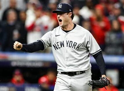 Los Yankees extienden la serie con una brillante actuación de Gerrit Cole y poder ofensivo clave, listos para enfrentar el decisivo quinto juego.