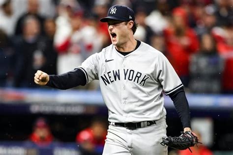 Los Yankees extienden la serie con una brillante actuación de Gerrit Cole y poder ofensivo clave, listos para enfrentar el decisivo quinto juego.