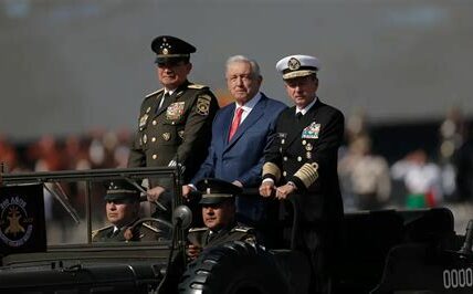 López Obrador urge a reevaluar el gasto militar mundial y priorizar el desarrollo social para enfrentar pobreza y desigualdad.