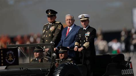 López Obrador urge a reevaluar el gasto militar mundial y priorizar el desarrollo social para enfrentar pobreza y desigualdad.