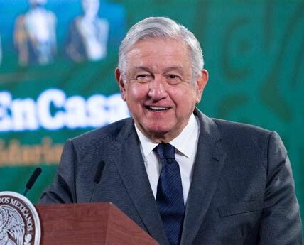 AMLO llama a la unidad y transparencia, destacando políticas para seguridad y anticorrupción, frente a críticas y desafíos. Avances incluyen mayor inversión social e infraestructura.