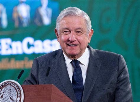 AMLO llama a la unidad y transparencia, destacando políticas para seguridad y anticorrupción, frente a críticas y desafíos. Avances incluyen mayor inversión social e infraestructura.