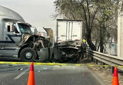 Un accidente en la autopista México-Querétaro causa caos vial; se estima que el tráfico normalizará en dos días. Considera rutas alternas.