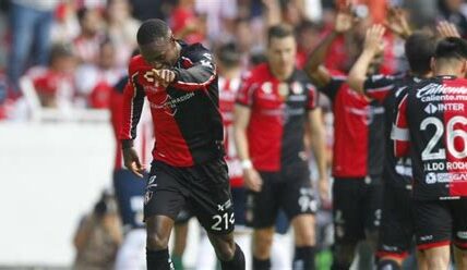 Atlas vence 1-0 a Chivas en el Clásico Tapatío, eliminándolas del torneo; la defensa sólida del Atlas y su gol crucial marcaron la diferencia.