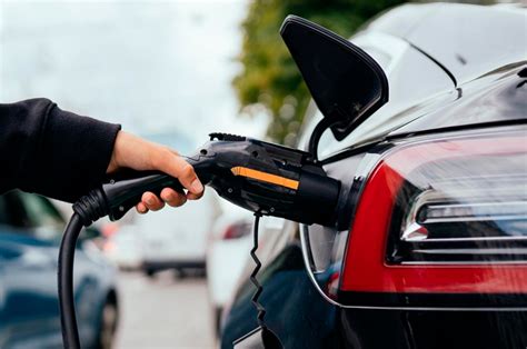 República Dominicana avanza hacia el futuro sostenible con la adopción de vehículos eléctricos y políticas innovadoras para reducir la dependencia de combustibles fósiles.