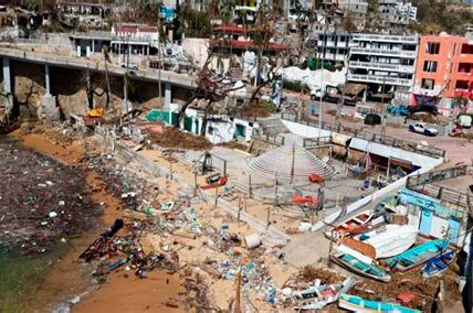 Autoridades y sector privado unen fuerzas para reconstruir Acapulco, priorizando vivienda, escuelas y hospitales tras desastres naturales. La solidaridad y colaboración son clave para la recuperación.