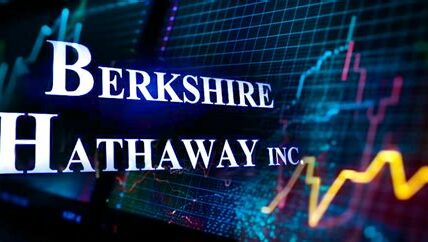 Berkshire Hathaway de Buffett sorprende al mercado: acumula 147 mil millones en efectivo y vende acciones, generando especulaciones sobre posibles movimientos futuros en la economía.