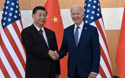 Xi y Biden discuten lazos más fuertes y acciones responsables para evitar tensiones y fomentar la cooperación en cambio climático, ciberseguridad y economía global.