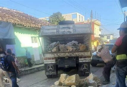 Protesta en Altamirano: habitantes bloquean el acceso demandando paz y rechazando la presencia militar que consideran intimidatoria. El diálogo es la solución urgente.