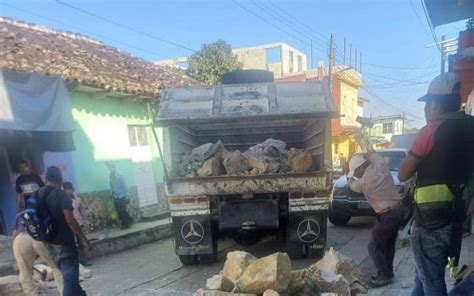 Protesta en Altamirano: habitantes bloquean el acceso demandando paz y rechazando la presencia militar que consideran intimidatoria. El diálogo es la solución urgente.