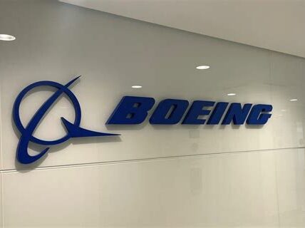 Boeing y sus trabajadores logran un acuerdo que finaliza la huelga, con mejoras salariales y beneficios, marcando un nuevo comienzo para la empresa y sus empleados.