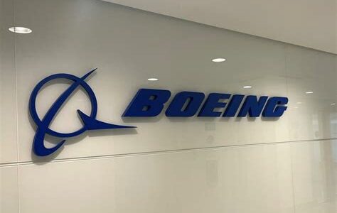 Boeing y sus trabajadores logran un acuerdo que finaliza la huelga, con mejoras salariales y beneficios, marcando un nuevo comienzo para la empresa y sus empleados.