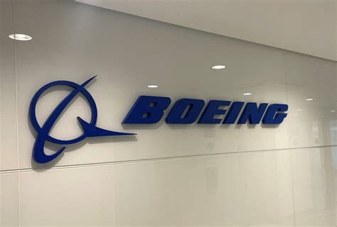 Boeing y sus trabajadores logran un acuerdo que finaliza la huelga, con mejoras salariales y beneficios, marcando un nuevo comienzo para la empresa y sus empleados.