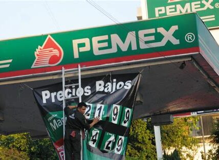 Pemex enfrenta desafíos financieros críticos, con elevada deuda y producción estancada, mientras el apoyo gubernamental se considera crucial, pero potencialmente insuficiente.