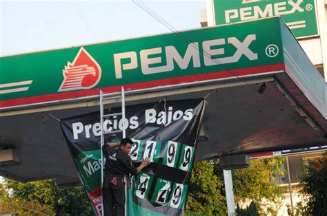 Pemex enfrenta desafíos financieros críticos, con elevada deuda y producción estancada, mientras el apoyo gubernamental se considera crucial, pero potencialmente insuficiente.