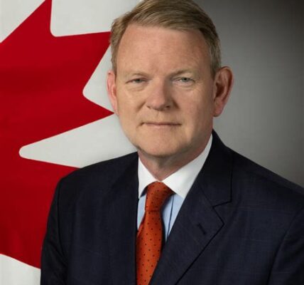 Cameron MacKay, nuevo embajador de Canadá en México, busca fortalecer la cooperación en comercio e inversión, impulsando las relaciones bilaterales en un momento crucial.