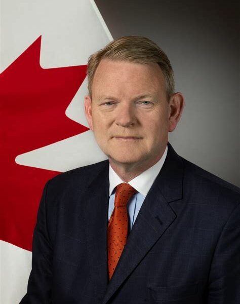 Cameron MacKay, nuevo embajador de Canadá en México, busca fortalecer la cooperación en comercio e inversión, impulsando las relaciones bilaterales en un momento crucial.