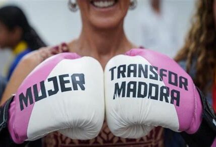 Canelo entrega guantes blancos a Sheinbaum, simbolizando paz y apoyo en el evento político de Nayarit, reflejando su influencia en el ámbito deportivo y político.