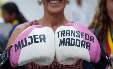 Canelo entrega guantes blancos a Sheinbaum, simbolizando paz y apoyo en el evento político de Nayarit, reflejando su influencia en el ámbito deportivo y político.