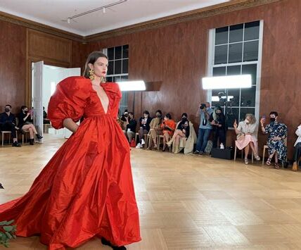 Carolina Herrera deslumbra en México, fusionando moda y tradición en una noche inolvidable en el Museo Anahuacalli. Una celebración de colores y cultura.