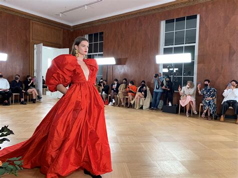 Carolina Herrera deslumbra en México, fusionando moda y tradición en una noche inolvidable en el Museo Anahuacalli. Una celebración de colores y cultura.