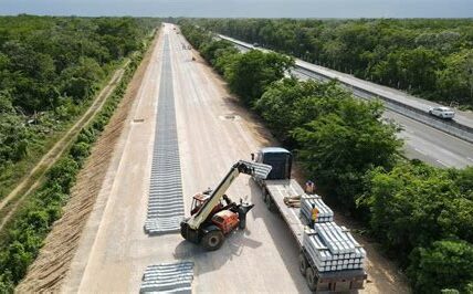 El Tren Maya agrava problemas viales afectando a conductores y la economía local. Se necesita pronta solución y compromiso de las autoridades para reparar los daños.