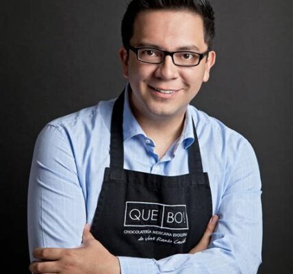 José Ramón Castillo triunfa en París, elevando el cacao mexicano al ganar "Mejor Bombón" en el Salón del Chocolate, con innovadoras creaciones que cautivan al mundo.