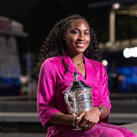 Coco Gauff, de 19 años, conquista las Finales de la WTA, consolidándose como una estrella emergente del tenis femenino mundial.