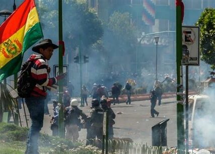 La crisis política en Bolivia sigue escalando, con militares retenidos y tensiones en Chapare, reflejando la fragilidad del panorama bajo el gobierno de Arce.