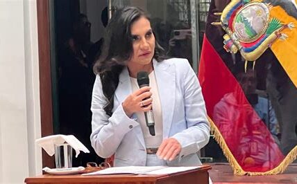 Tensiones políticas en Ecuador: el Parlamento desafía la suspensión de la vicepresidenta, exigiendo transparencia y respeto al debido proceso constitucional.