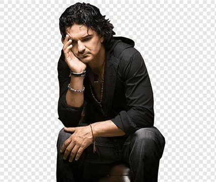 Ricardo Arjona supera una crisis de salud y emociona a su público en Buenos Aires, reafirmando su compromiso y fortaleza.