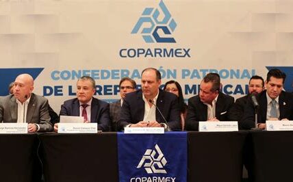 Coparmex propone cambios para simplificar la burocracia y aumentar la transparencia; busca un gobierno más ágil y eficiente en México.