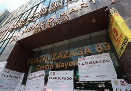 El desalojo inesperado de Izazaga 89 impacta a comerciantes; seguridad estructural citada como razón, dejando a familias en incertidumbre económica.