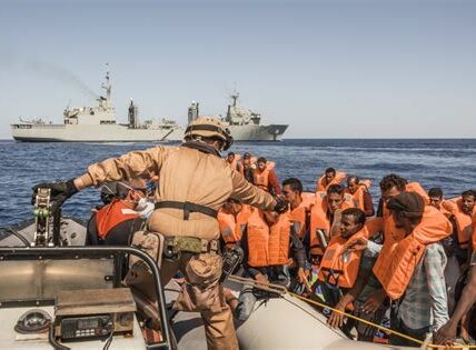 La crisis en el Mediterráneo exige acción urgente. Miles arriesgan sus vidas por un futuro mejor, y es vital garantizar rutas seguras y combatir el tráfico humano.