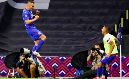 Cruz Azul lidera el torneo con una racha impresionante, buscando romper récords de puntos y consolidarse como favorito al título este año.