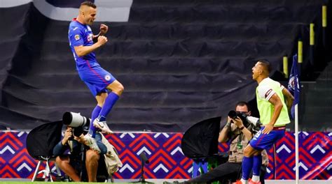 Cruz Azul lidera el torneo con una racha impresionante, buscando romper récords de puntos y consolidarse como favorito al título este año.