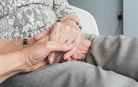 Cuidados paliativos en casa: Silvia Pinal recibe atención y amor familiar para mejorar su calidad de vida en esta delicada etapa a sus 92 años.