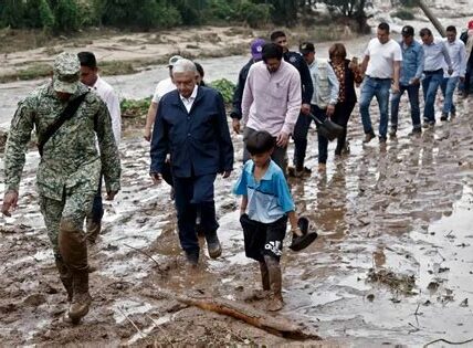 El huracán Otis devastó Acapulco, afectando el turismo y destruyendo infraestructura; se requieren años y un esfuerzo monumental para la recuperación económica y social.