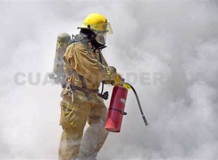 Bomberos en Grecia: héroes en verano, ignorados en otoño. Exigen mejores condiciones laborales mientras enfrentan represión. Un dilema que desafía las relaciones laborales en el país.