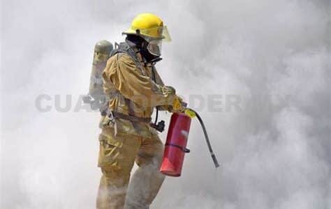 Bomberos en Grecia: héroes en verano, ignorados en otoño. Exigen mejores condiciones laborales mientras enfrentan represión. Un dilema que desafía las relaciones laborales en el país.